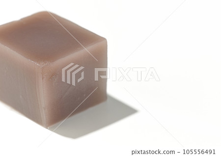 白色背景上拍攝的骰子形水羊羹 105556491