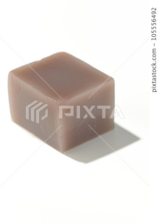 白色背景上拍攝的骰子形水羊羹 105556492