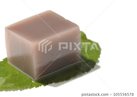 白色背景上拍攝的葉子上的骰子形水羊羹 105556578