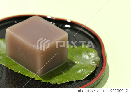 Dice-shaped sweet bean jelly on a leaf 105556642