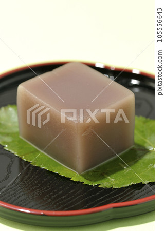 Dice-shaped sweet bean jelly on a leaf 105556643
