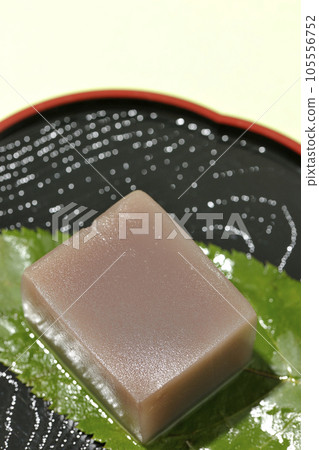 鳥瞰葉子上骰子狀的水羊羹 105556752