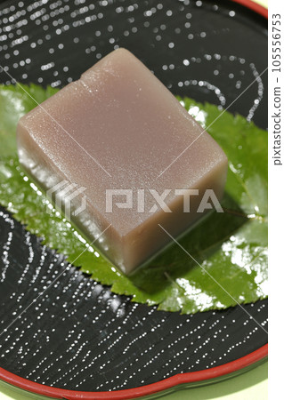 鳥瞰葉子上骰子狀的水羊羹 105556753