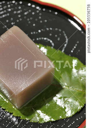 鳥瞰葉子上骰子狀的水羊羹 105556756