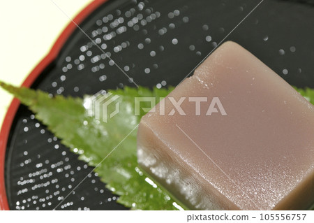 鳥瞰葉子上骰子狀的水羊羹 105556757