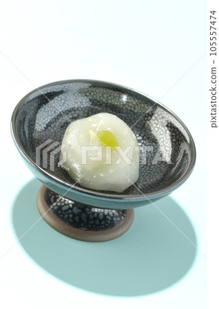 Japanese sweets, confectionery for tea ceremony, steamed buns Japanese sweets, confectionery for tea ceremony, steamed buns 105557474
