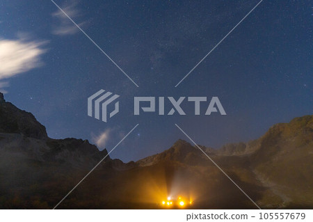 [Autumn material] Night view of Karasawa Cirque in Kinshu [Nagano Prefecture] 105557679