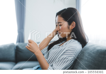 女人拿著某種紙悲傷 105558381