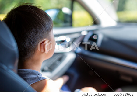 男孩享受駕駛 105558662