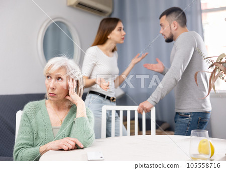 Offended mother dont speaking with adult children during home quarrel 105558716