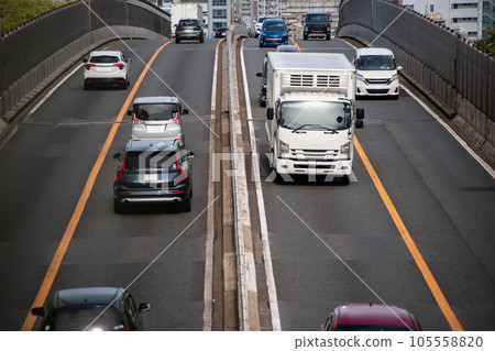 行駛在高速公路上的冷藏車 行駛在高速公路上的冷藏車 105558820