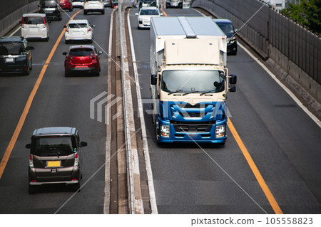 行駛在阪神高速公路上的貨車 行駛在阪神高速公路上的貨車 105558823