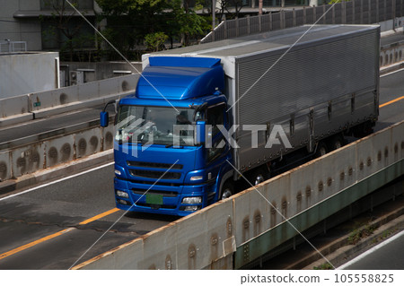 行駛在阪神高速公路上的貨車 行駛在阪神高速公路上的貨車 105558825