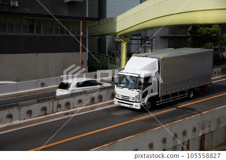 行駛在阪神高速公路上的貨車 行駛在阪神高速公路上的貨車 105558827