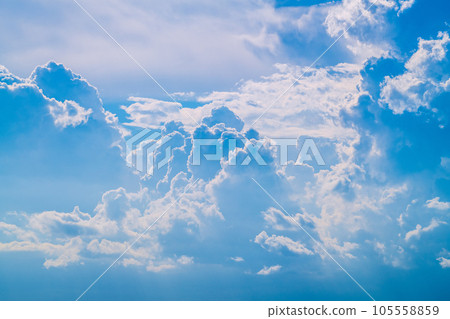 日本橫濱城市景觀八月，夏日的天空。日本列島持續酷熱……巨大雲層籠罩東京都市區 105558859