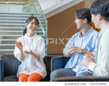 小組工作研討會 年輕男女進行對話 小組工作研討會 年輕男女進行對話 105558940