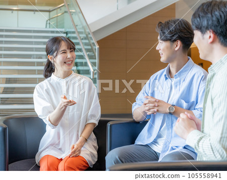 Group work seminar Young men and women having a conversation 105558941