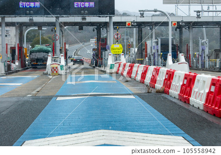 小雪中的京都縱貫高速公路筱本線收費站 小雪中的京都縱貫高速公路筱本線收費站 105558942