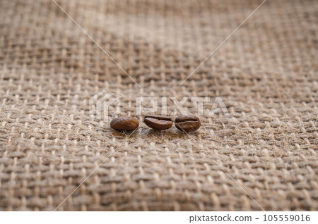用粗麻布排列的咖啡豆 105559016