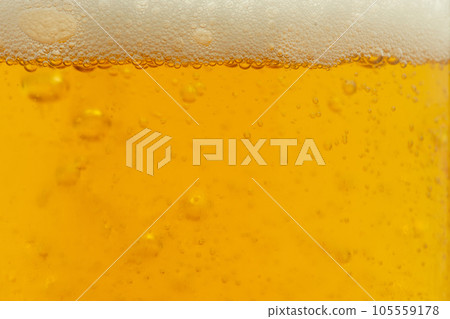 一杯啤酒中氣泡的放大照片 105559178