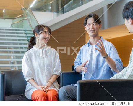 小組工作研討會 年輕男女進行對話 小組工作研討會 年輕男女進行對話 105559206