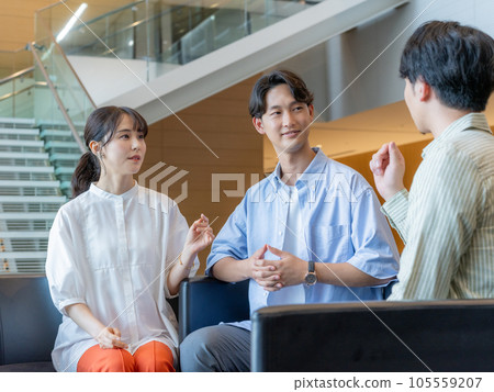 小組工作研討會 年輕男女進行對話 小組工作研討會 年輕男女進行對話 105559207