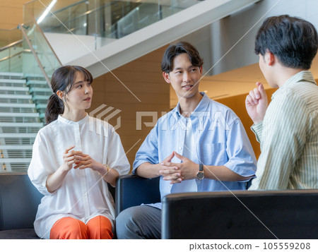 小組工作研討會 年輕男女進行對話 小組工作研討會 年輕男女進行對話 105559208