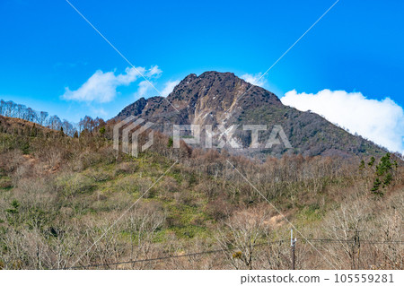 Mt. Karasugayama in winter weather seen from Kagamiganari 5, Kofu-cho, Hino-gun, Tottori Prefecture 105559281