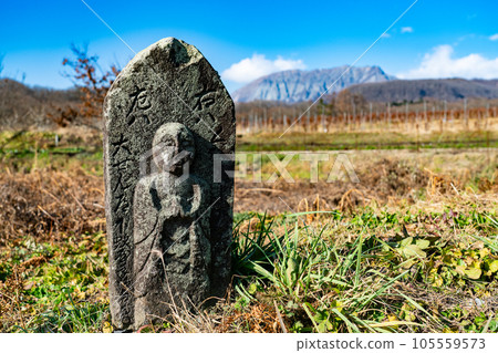 [Japan's 100 Famous Mountains] Guidepost Jizo of Kasarahara and Mt. Daisen in Winter 2 Kofu-cho, Hino-gun, Tottori Prefecture 105559573