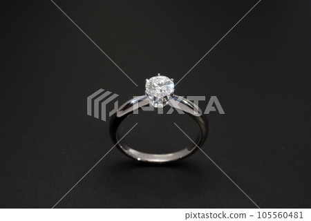 黑色背景鑽戒的特寫鏡頭 105560481