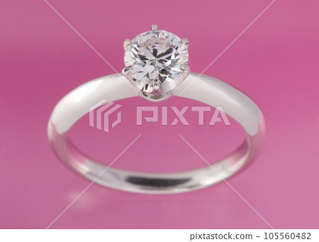 粉紅色背景上鑽戒的特寫 105560482