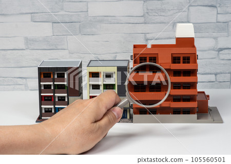 Image of examining real estate 105560501