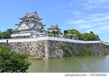岸和田城本丸的水護城河和瞭望塔 岸和田城本丸的水護城河和瞭望塔 105560560