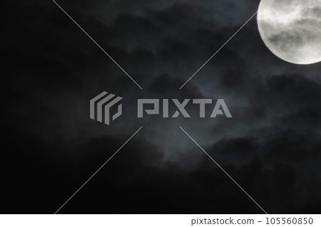 雲彩和月亮在夜空中閃耀 105560850