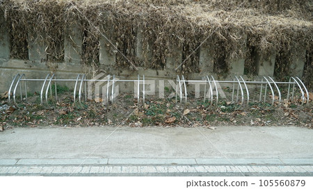 Metal bicycle stand in outdoor park in autumn 105560879