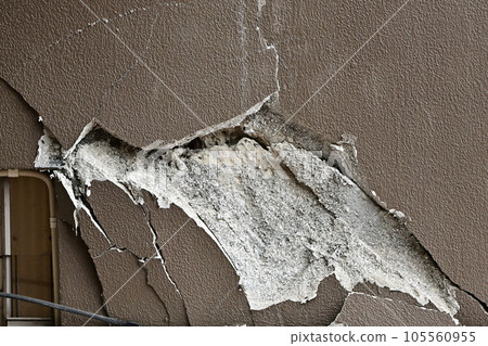 外壁破損 105560955