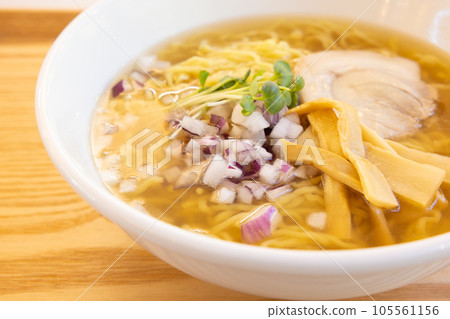Ramen with delicious seafood soup 105561156