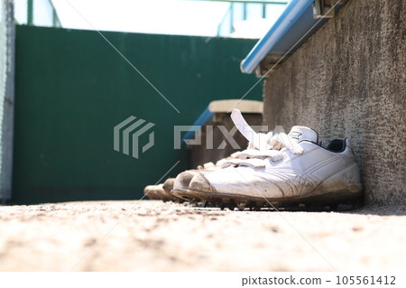 地上的棒球釘 地上的棒球釘 105561412
