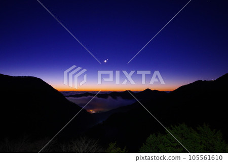 暮色中從日光伊呂波坂看到的金星和雲海中的月出 105561610