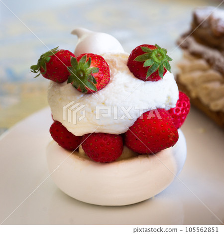 Individual strawberry Pavlova Individual strawberry Pavlova 105562851