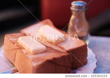 美味的厚吐司，上面塗有黃油 105563224