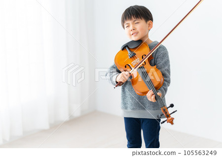 6 year old boy with violin 105563249