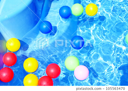 Balls floating on water Water and color balls Image material Balls floating on water Water and color balls Image material 105563470