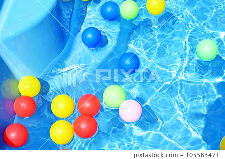 Balls floating on water Water and color balls Image material Balls floating on water Water and color balls Image material 105563471