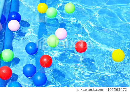 漂浮在水面上的球 水和彩球 圖片素材 漂浮在水面上的球 水和彩球 圖片素材 105563472