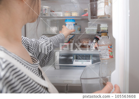 [Housewife serving yogurt from the refrigerator] 105563608