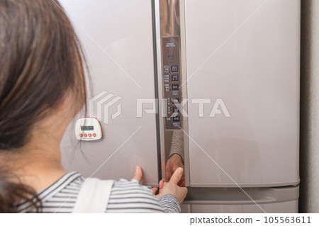[Housewife looking for a refrigerator] 105563611