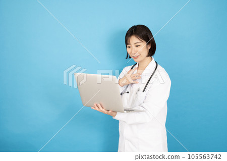 Female doctor examining with ZOOM Female doctor examining with ZOOM 105563742