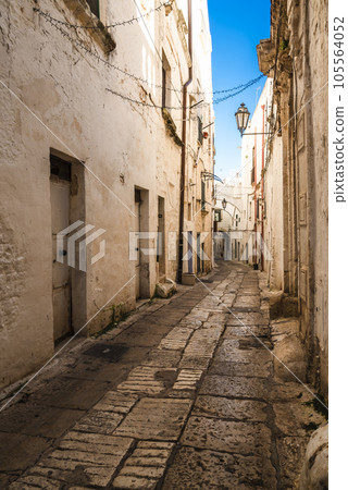 Stoned alley and white houses in the old town of Ostuni 105564052