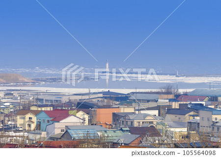 Nemuro Port and surrounding townscape with drift ice / Nemuro, Japan 105564098